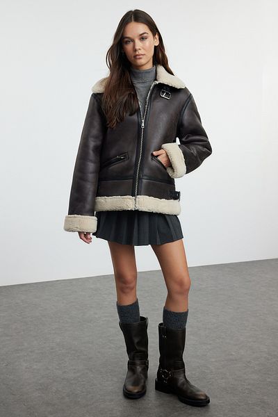 Trendyol Collection Dunkelbraune Bikerjacke aus Plüsch-Kunstleder - TWOAW25MO00000 mit Gürteldetail am Kragen