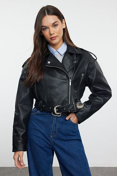 Trendyol Collection Schwarze Oversize-Bikerjacke aus Kunstleder mit Gürtel, TWOAW25MO00036