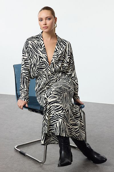 Trendyol Collection Czarna, wzorzysta, marszczona sukienka z tkaniny ze spódnicą Twoaw25El00380