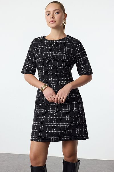 Trendyol Collection A-Linien-Minikleid aus Tweed - Schwarzes Karomuster und Schleifendetail Twoaw25el00186