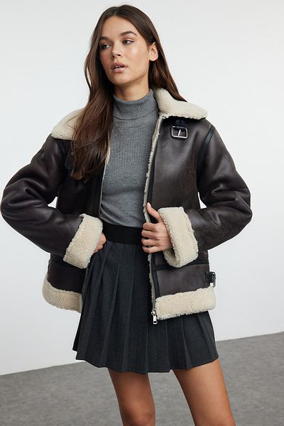 Trendyol Collection Dunkelbraune Bikerjacke aus Plüsch-Kunstleder - TWOAW25MO00000 mit Gürteldetail am Kragen
