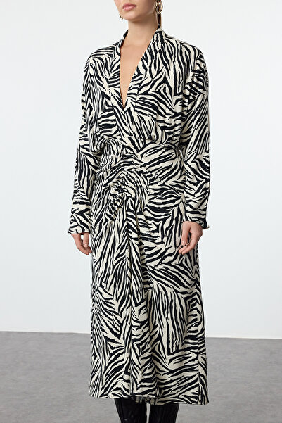 Trendyol Collection Detailní tkané šaty s černým zvířecím vzorem Gather se sukní Twoaw25El00380