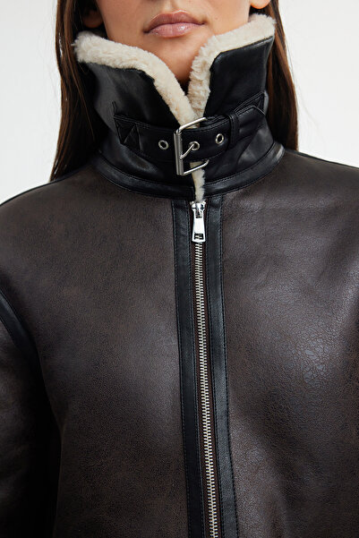 Trendyol Collection Tmavě hnědá Regular Fit Plyšová motorkářská bunda z umělé kůže s detailem pásku na límečku TWOAW25MO00000