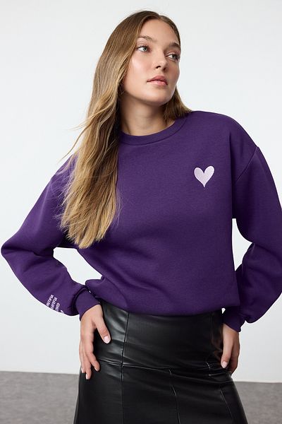 Trendyol Collection Lila besticktes dickes Fleece-Sweatshirt - Regular Fit TWOAW25sw00176