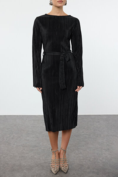 Trendyol Collection Prémiové černé šaty střední úpletové linie A – detail s plisovanými a světlými rukávy Twoaw24el00125