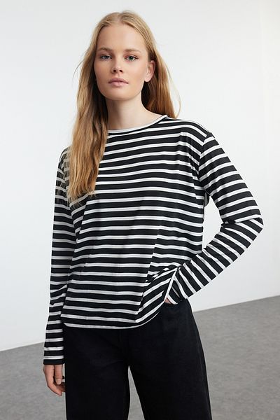 Trendyol Collection Černá a tmavě modrá pruhovaná sada 2 pletených triček – Regular Fit TWOAW25TS00005