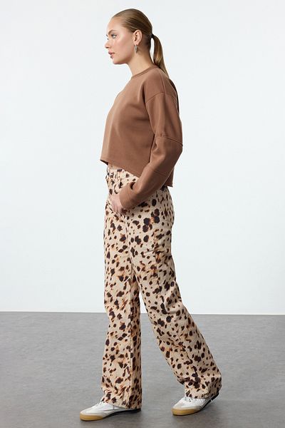Trendyol Collection Braune Jeans mit weitem Bein, hoher Taille und Leopardenmuster – TWOAW25JE00257