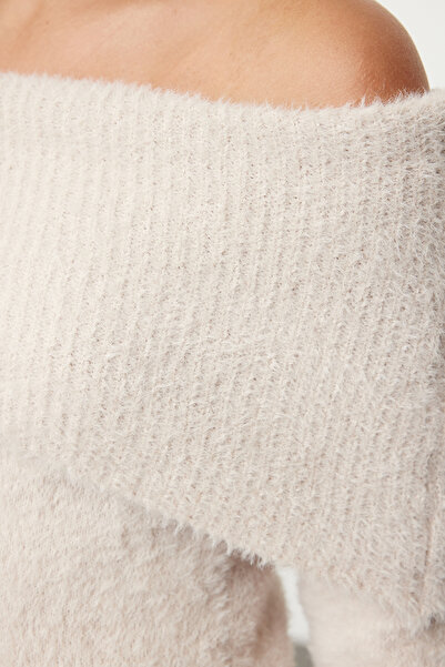 Trendyol Collection Pulover din tricotaje cu pene de culoare piatră cu guler Carmen - TWOAW24KZ00121