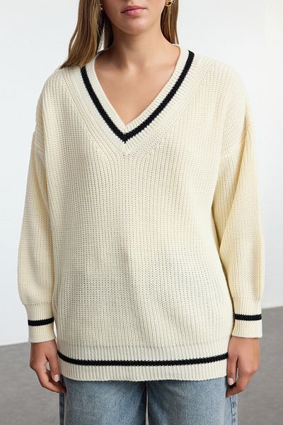 Trendyol Collection Ecru pletený svetr s výstřihem do V – Wide Fit TWOAW25KZ00368