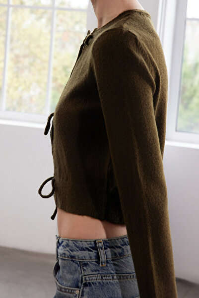 Trendyol Collection Jasnokhaki Crop Knitwear Cardigan - Róża i kokarda, Miękka faktura Twoaw25Hi00321