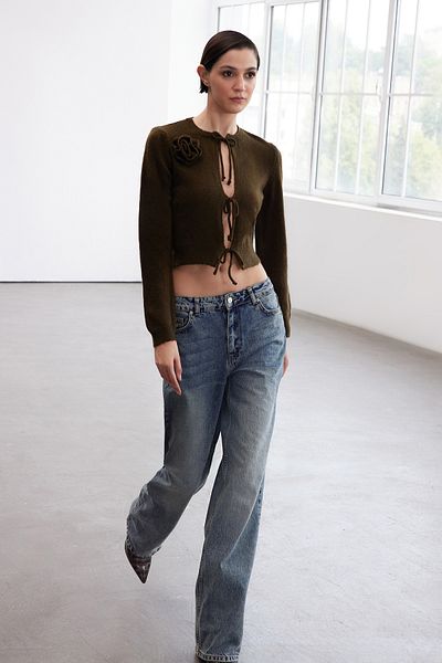 Trendyol Collection Hellkhakifarbene Crop-Strickjacke – weich strukturiert mit Rosen- und Schleifendetail TWOAW25HI00321