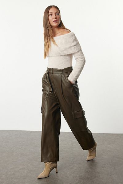 Trendyol Collection Strickpullover mit Carmen-Kragen und Federn in Steinfarbe - TWOAW24KZ00121