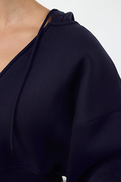 Trendyol Collection Sötétkék V-nyakúCropKnitted pulóver - vastag belül, polár kapucnis, laza szabású Twoaw23sw00096