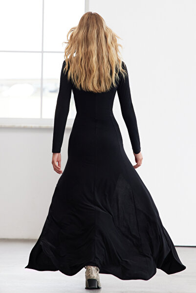 Trendyol Collection Limitovaná edice – elastické černé maxi pletené šaty s výstřihem do V TWOAW25EL00299