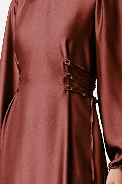 Trendyol Modest Brązowa satynowa suknia wieczorowa z paskiem w talii Tctss23Db00037