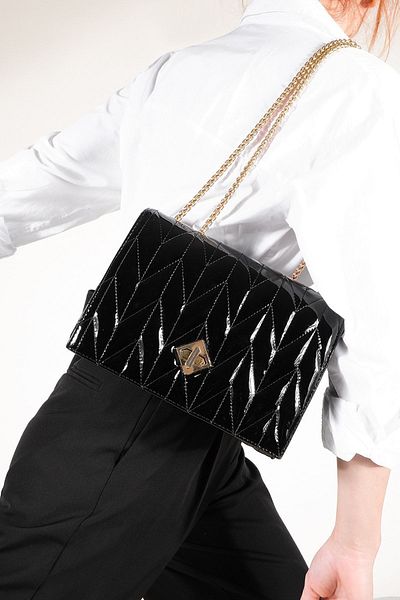 Marjin Goldfarbene Damen-Schultertasche Delbin aus schwarzem Lackleder mit Kette