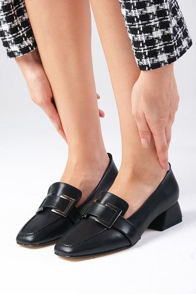 Mio Gusto Betty Damen-Schuhe mit kurzem Absatz und stumpfer Zehenpartie in Schwarz mit Schnallenzubehör