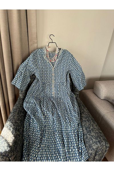 Natavan Rochie lungă din bumbac cu guler predominant albastru cu imprimeu floral - Jalabiya