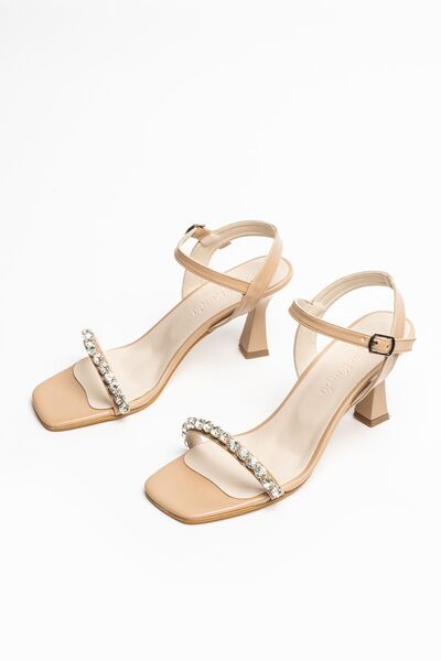 Papuckurdu Λεπτά παπούτσια με μονό λουράκι και πέτρινη λεπτομέρεια στο τακούνι