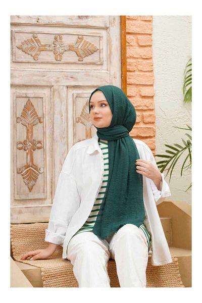 Larissa Scarf سلسلة شال ملفوف باللون الأخضر الزمردي