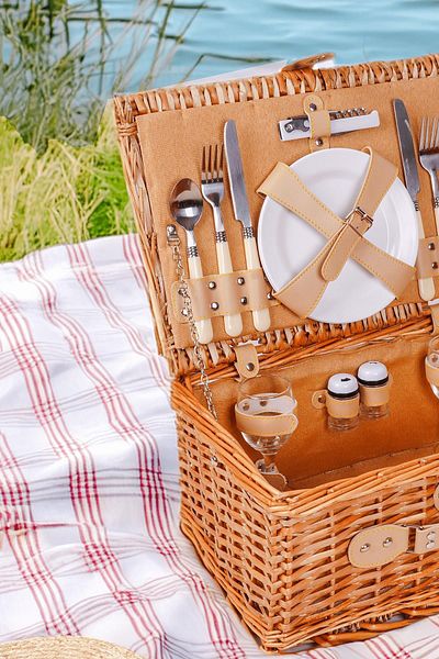 Perotti Picno Italy 2-Person Wicker Picnic Basket - Light Brown, Lined and Portable