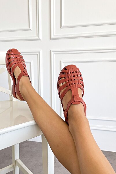 wolk shoes Ruby Cream Women's Sandals - Belt Detailed