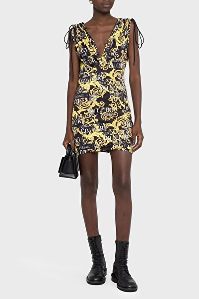 VERSACE JEANS COUTURE فستان قصير بقصة ضيقة ورقبة على شكل حرف V مطبوع بشعار ال...