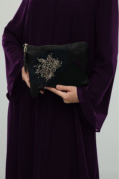 bb handmade collection Дамска чанта от сатен в черно - специален дизайн и ръчно бродирана чанта