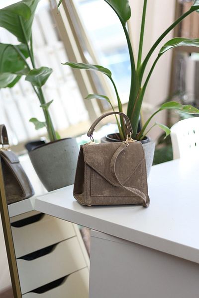 Moom Bag Дамска чанта през рамо от норка с антична текстура и детайли