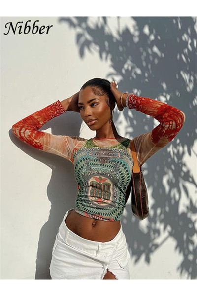 Choice تيشيرت نسائي أحمر مطبوع عليه رسومات فنية خريفية، بأكمام طويلة، وياقة د...