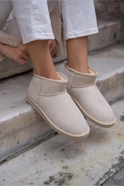 Madamra Beigefarbene Mini-Damenstiefel mit Wildlederfellfutter und flacher Sohle