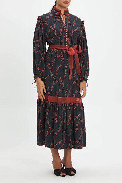 SERPİL Fırfırlı Çiçek Desenli Düğmeli Nakış Detaylı Midi Boy Kiremit Elbise 3...