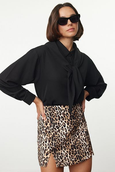 Trendyol Collection Koszula oversize w kolorze czarnym - szalowy detal na ramionach, szeroki krój TWOAW25GO00048