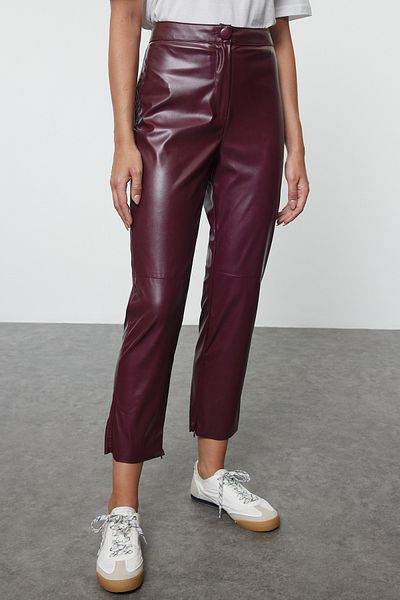 Trendyol Collection Weinrote Zigarettenhose aus Kunstleder – Beinabschluss mit Reißverschluss, TWOAW25PL00049