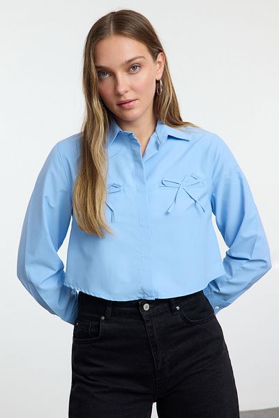 Trendyol Collection Modrá kapesní mašle Detail Crop Woven Shirt TWOAW25GO00095