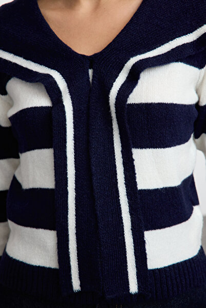 Trendyol Collection Sötétkék csíkos, puha textúrájú kötött pulóver - Crop kendőgallér TWOAW25KZ00019