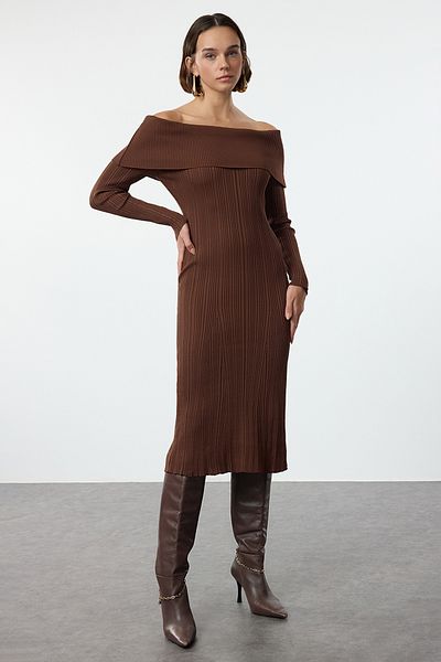 Trendyol Collection Hnědé midi úpletové šaty Basic Carmen s límečkem TWOAW25EL00033