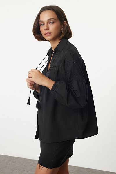 Trendyol Collection Hímző csipke részletes fekete ing - váll és ujjú TWOAW25GO00089