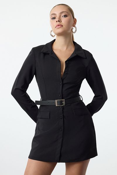 Trendyol Collection Kurzer Overall mit schwarzem Gürtel TWOAW25TU00011