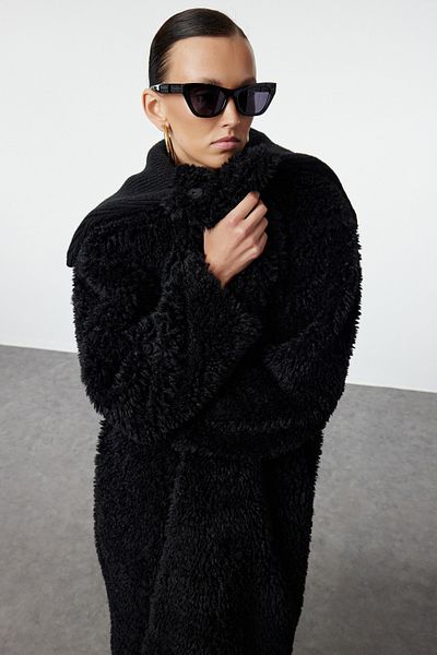 Trendyol Collection Czarny pluszowy płaszcz oversize - TWOAW25KB00001