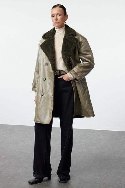 Trendyol Collection Khakifarbener, detaillierter, übergroßer langer Mantel mit Pelzkragen TWOAW25KB00000