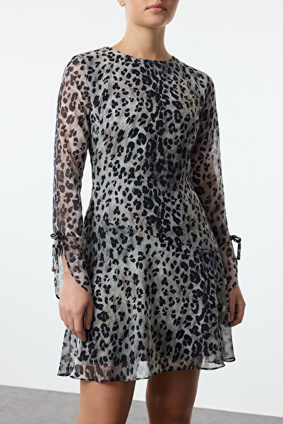 Trendyol Collection Minišaty Leopard Print Flounce – vícebarevné, zimní, tkané Twoaw25El00381
