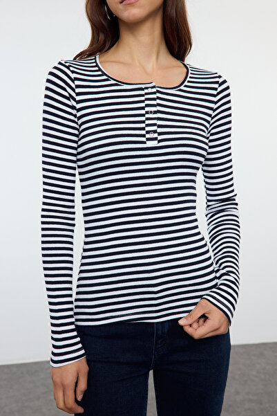 Trendyol Collection Rugalmas zsinóros kötött blúz - sötétkék csíkos, testhezálló, TWOAW25BZ00080