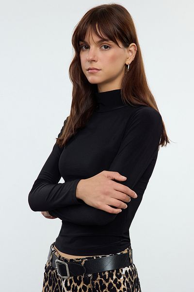 Trendyol Collection Elastyczna, czarna bluzka z dzianiny sznurkowej - długi rękaw, kołnierzyk stójka - TWOAW25BZ00078