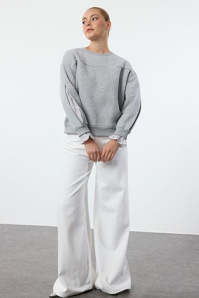 Trendyol Collection Pohodlný střih – Šedá Melange Woven Detailed Fleecová pletená mikina TWOAW25SW00079