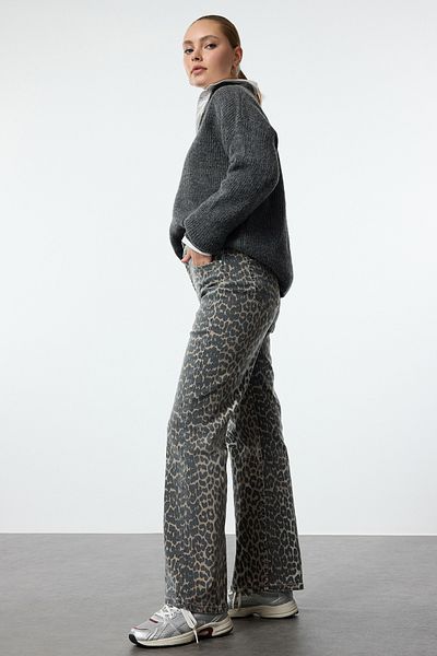 Trendyol Collection Braune, gerade Jeans mit hoher Taille und mehrfarbigem Leopardenmuster TWOAW25JE00309
