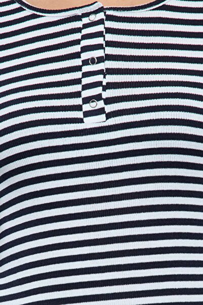 Trendyol Collection Rugalmas zsinóros kötött blúz - sötétkék csíkos, testhezálló, TWOAW25BZ00080