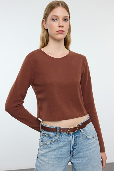 Trendyol Collection Braune kurze Strickbluse – schulterfrei, Rundhalsausschnitt, Thessaloniki/Stricklook TWOAW24BZ00168
