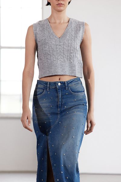 Trendyol Collection Grauer, mit Perlen verzierter, weich strukturierter, geflochtener Crop-Strickpullover in limitierter Auflage – TWOAW25SV00032