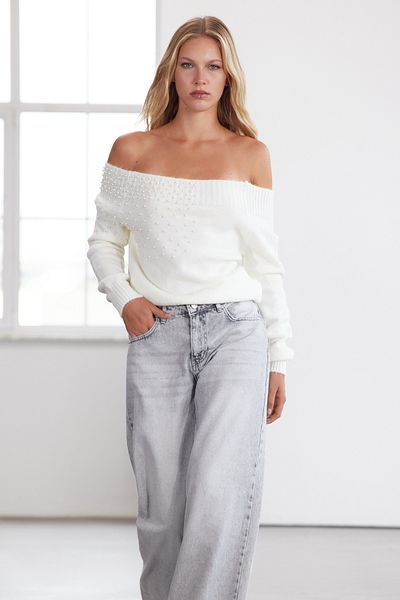 Trendyol Collection Ecru-Farbe – Strickpullover mit U-Boot-Ausschnitt, breiter Passform und Perlendetails, TWOAW25KZ00315 (Limited Edition)